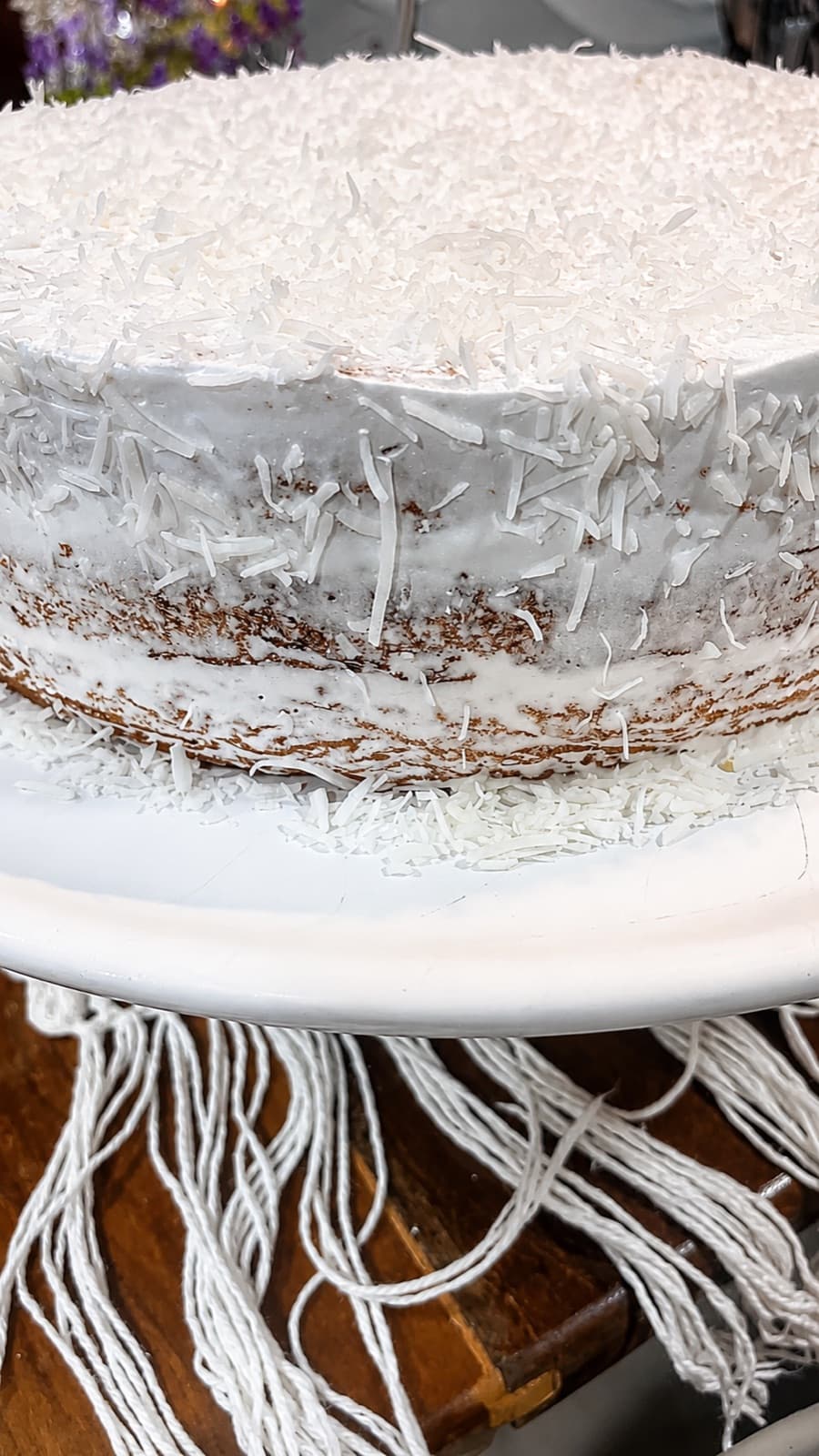 Bolo de coco coberto, servido no café da manhã