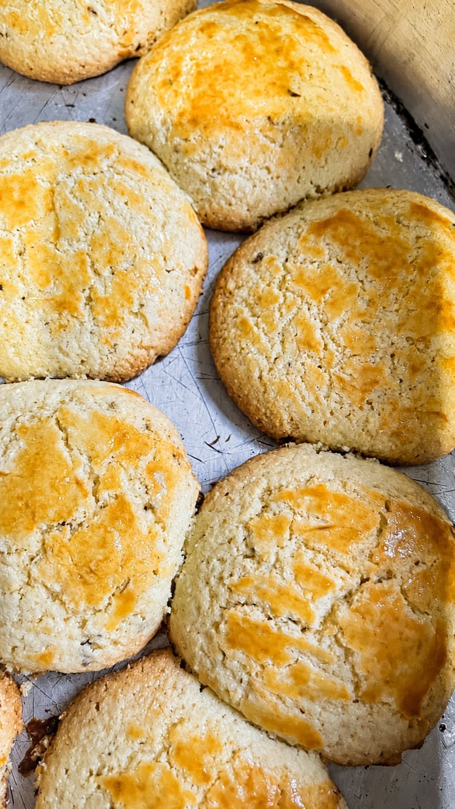 Broas de fubá douradas recém-saídas do forno
