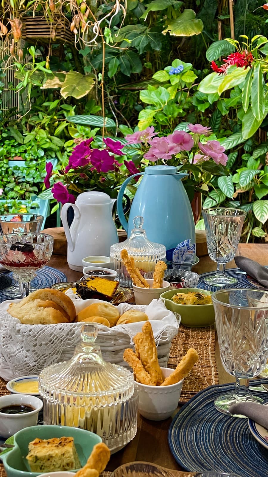 Café da manhã servido no jardim, cercado de flores