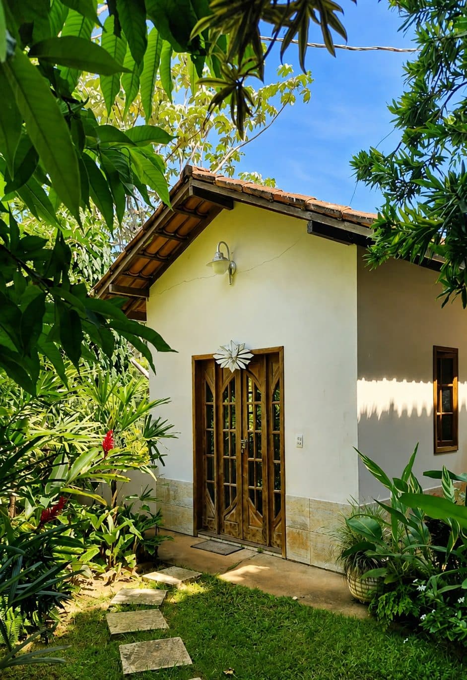 Caminho de pedras pelo gramado até uma das casas da pousada