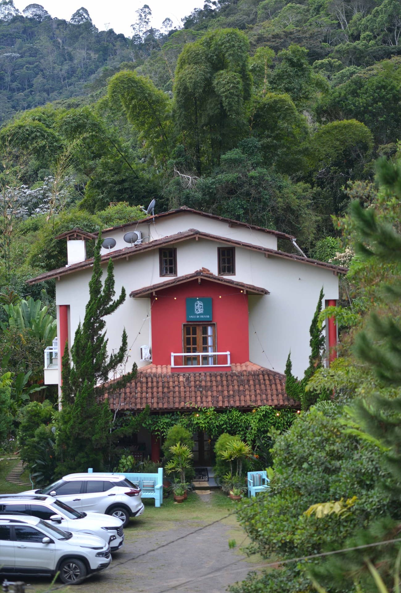 Pousada Valle di Trento vista da serra, cercada pela Mata Atlântica