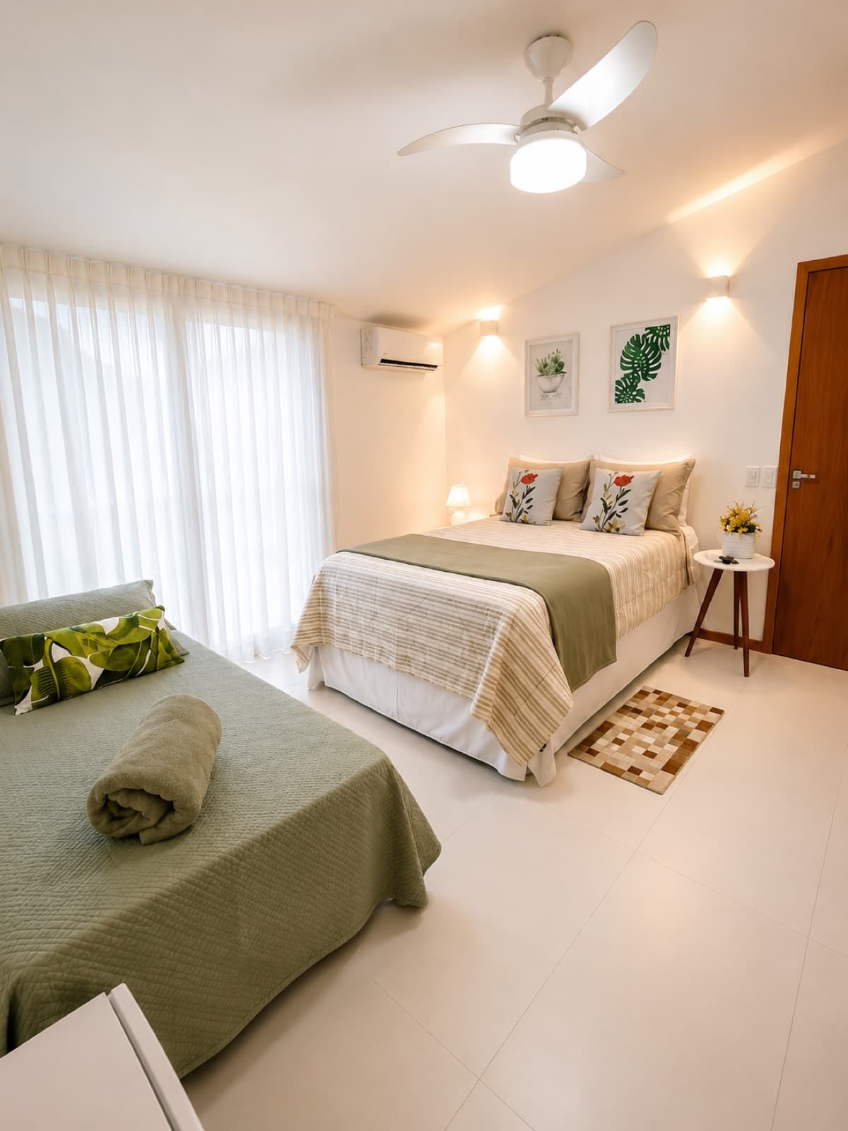 Quarto da Pousada Valle di Trento com cama de casal, cama de solteiro, ar-condicionado e janela ampla