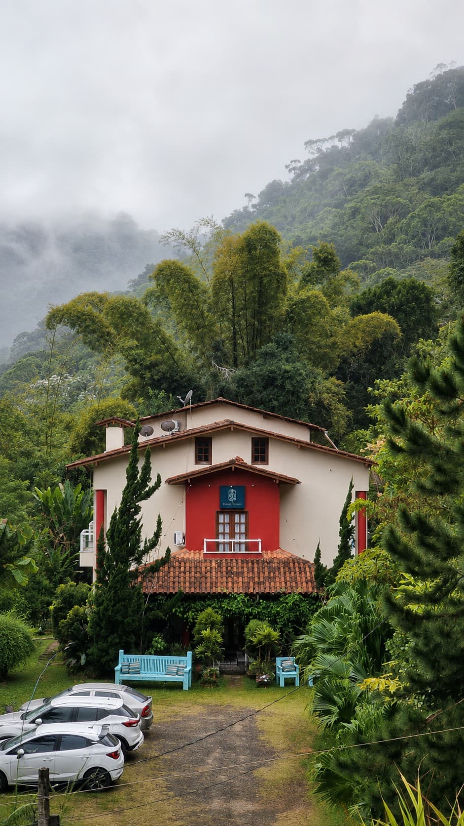 Pousada Valle di Trento entre a mata, em manhã de neblina na serra de Santa Teresa, ES